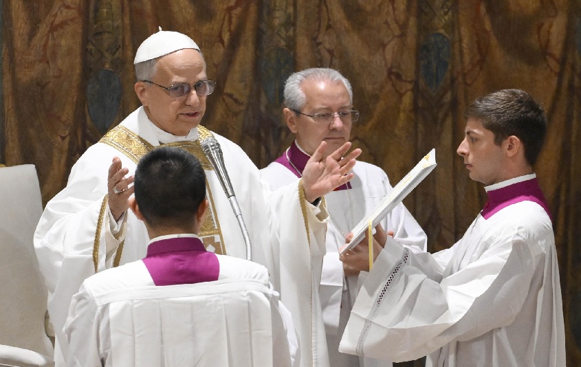 El papa León XIV oficia este viernes, su primera misa en la Capilla Sixtina. Foto: EFE