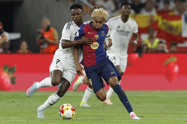 Vinicius Jr. del Real Madrid (izq.)  y Lamine Yamal, del Barcelona. Foto: EFE