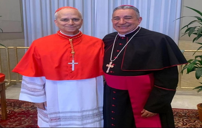 El nuevo papa León XIV junto al monseñor José Domingo Ulloa. Foto: Cortesía