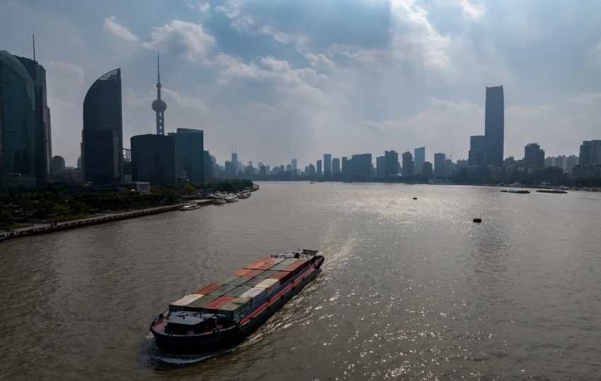 Una fotografía aérea muestra un carguero navegando por el río Huangpu en Shanghái. EFE Una fotografía aérea muestra un carguero navegando por el río Huangpu en Shanghái. EFE