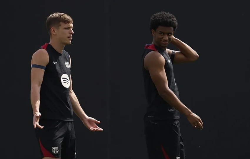 Los jugadores del FC Barcelona Dani Olmo y Alejandro Balde (d) durante el entrenamiento. Foto:EFE