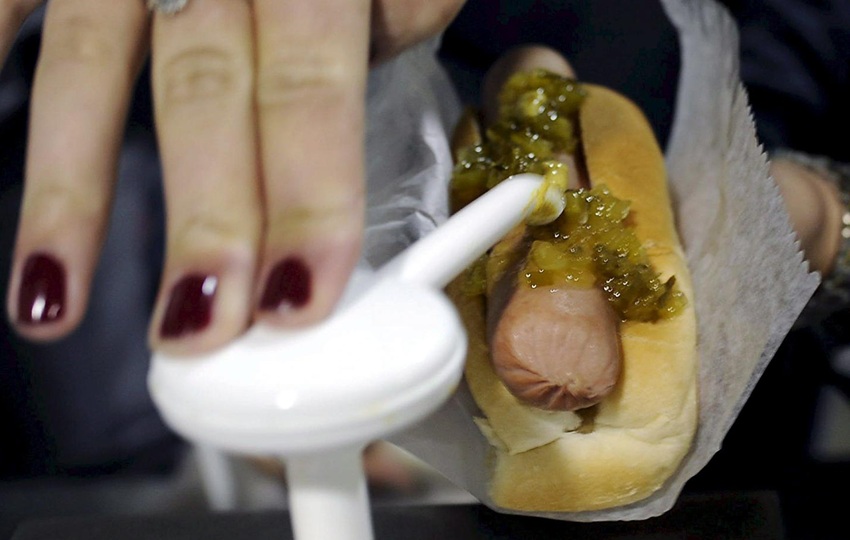 Elegir comer menos alimentos procesados podría ser una buena estrategia para mantener la salud del cerebro. Foto: EFE