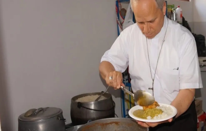 El papa León XIV sirviendo comida peruana.EFE