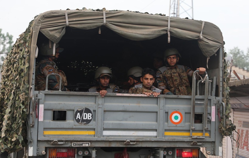 Personal de la Fuerza Aérea India patrulla un puesto de control de seguridad en las afueras de Srinagar, Cachemira. Foto: EFE