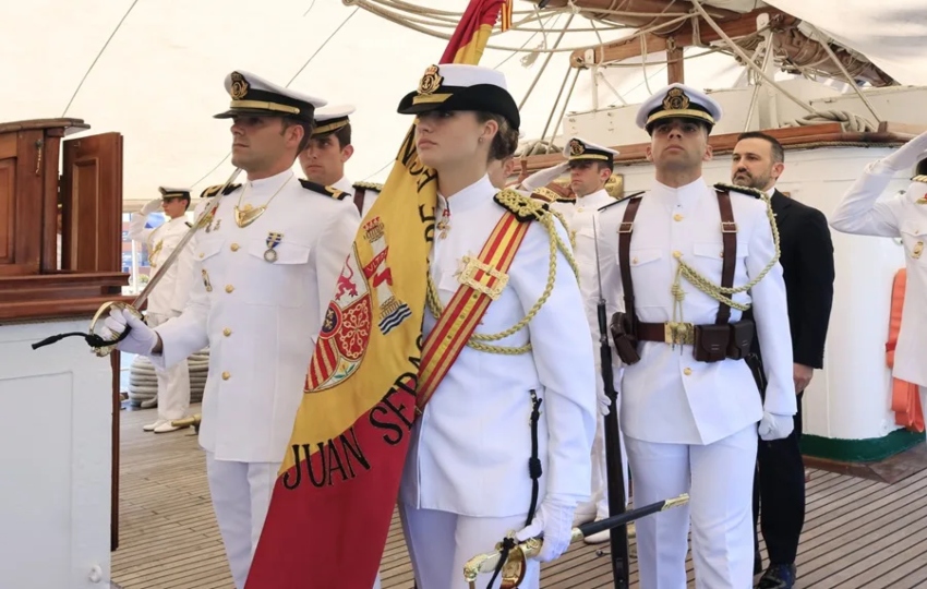 La princesa de Asturias, Leonor de Borbón, porta la bandera nacional de España durante el acto de jura de bandera. Foto: EFE