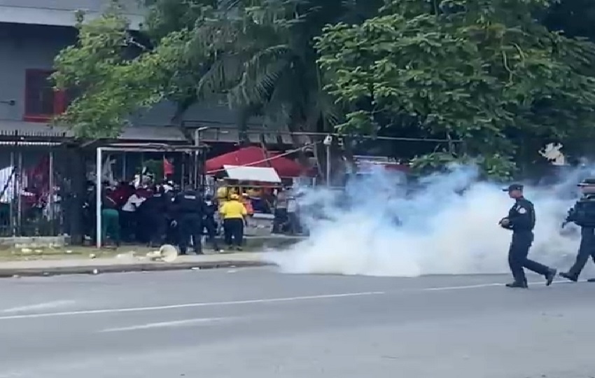  Las Unidades del Control de Multitudes procedieron a despejar la vía, con gases irritantes, por lo que los manifestantes corrieron a refugiarse en esta casa de estudios superiores. Foto. Diómedes Sánchez