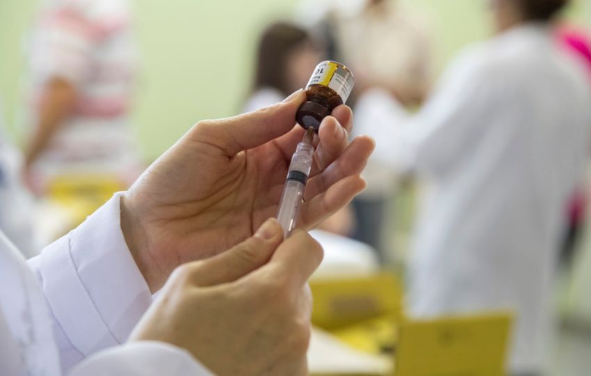 Enfermera prepara dosis de una vacuna contra la fiebre amarilla. Foto: EFE