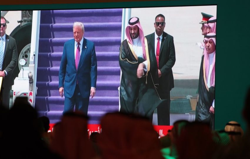Donald Trump es recibido en la Terminal Real del Aeropuerto Internacional Rey Khaled, de Riad, por el primer ministro y príncipe heredero, Mohamed bin Salmán. Foto: EFE