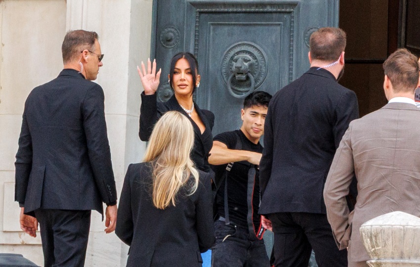 Kim Kardashian llega al Palacio de Justicia de París. Foto: EFE / EPA / Sadak Souice Kim Kardashian llega al Palacio de Justicia de París. Foto: EFE / EPA / Sadak Souice
