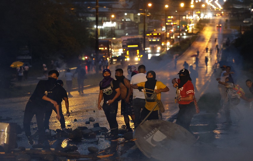 Cierre de calle en Santiago de Veraguas. Foto: EFE