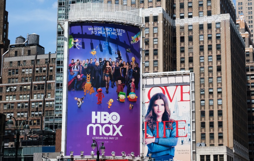 Una valla publicitaria del servicio de transmisión HBO Max en Nueva York, EE. UU. Foto: EFE / Justin Lane