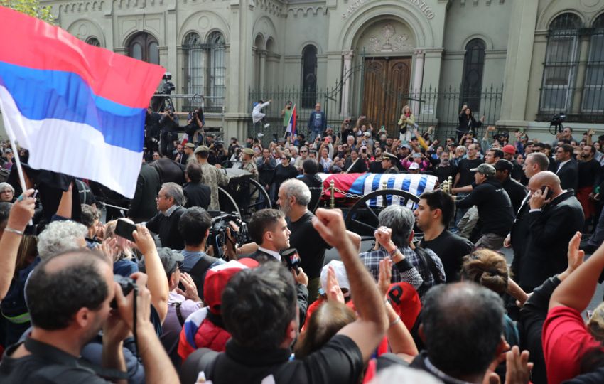 Personas asisten al cortejo fúnebre del expresidente uruguayo José Mujica. Foto: EFE