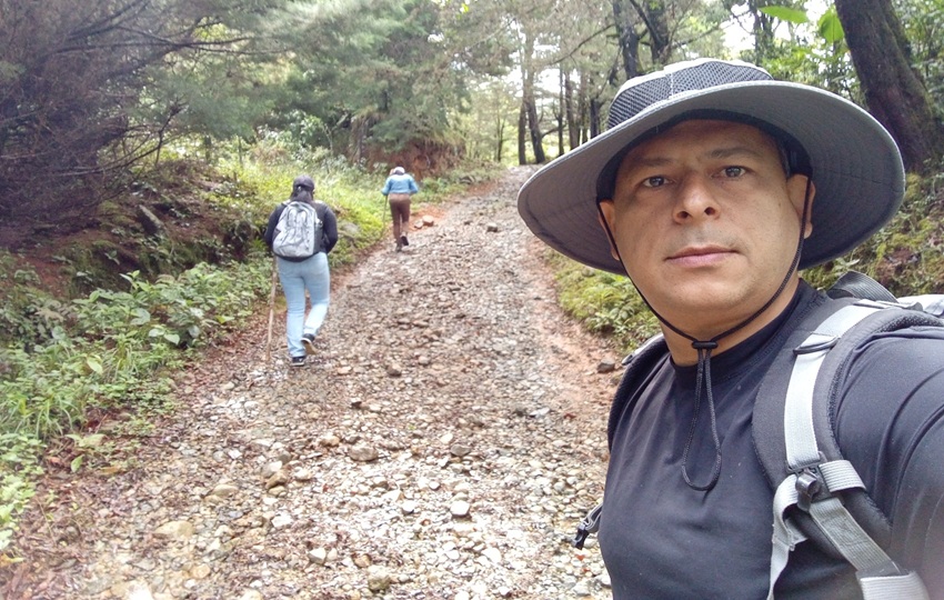 El micólogo Javier De León en una gira de campo. Foto: Cortesía
