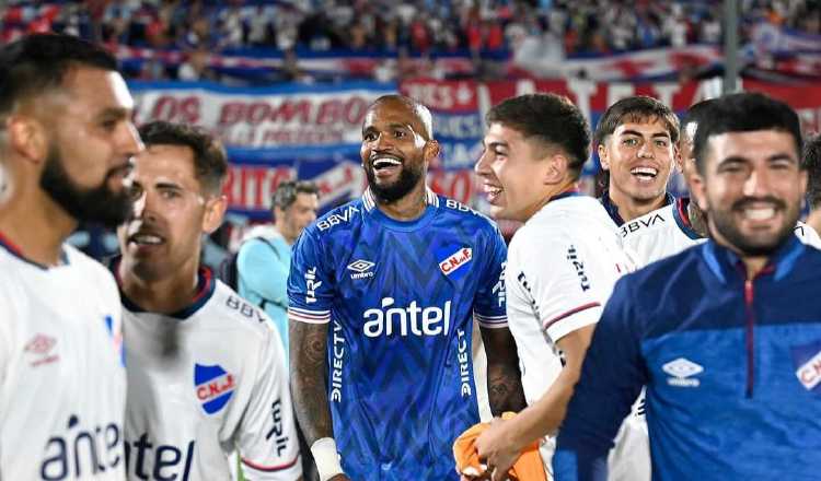 El portero panameño del Nacional,  Luis 'Manota' Mejía (cent.) Foto: Instagram