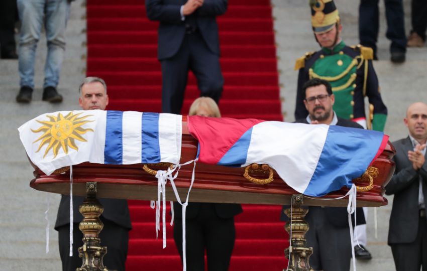 El presidente de Uruguay, Yamundú Orsi (i), la vicepresidenta de Uruguay, Beatriz Argimón, y el secretario de la Presidencia, Alejandro Sánchez acompañan el féretro del expresidente uruguayo José Mujica. Foto: EFE
