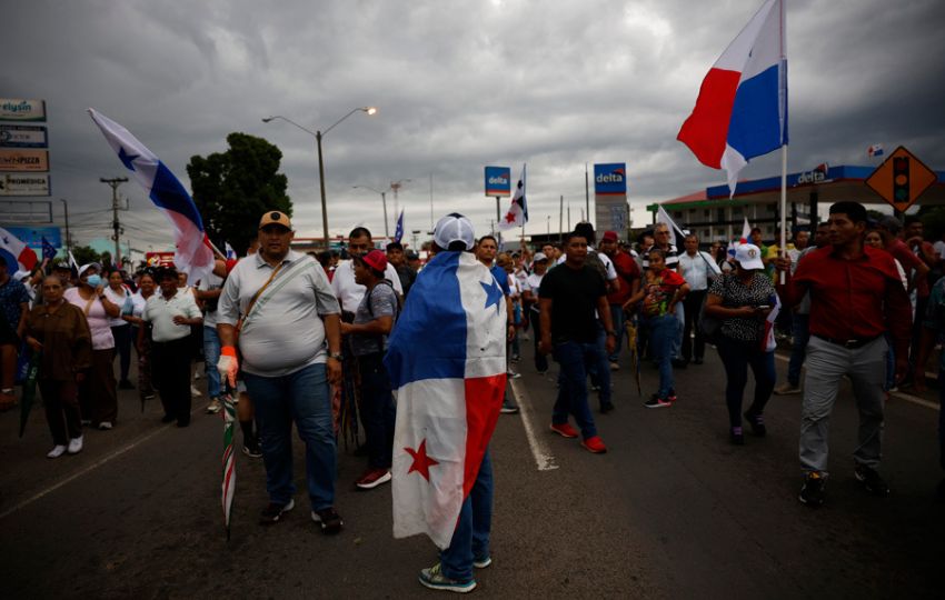 Personas participan en una protesta en Santiago de Veraguas. Foto: EFE