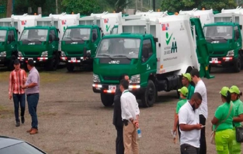 Camiones utilizados para recolectar desechos. Foto: Cortesía