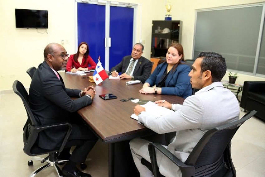 Los magistrados del TAT reunidos con un funcionario del gobierno anterior. Foto: Archivo Los magistrados del TAT reunidos con un funcionario del gobierno anterior. Foto: Archivo