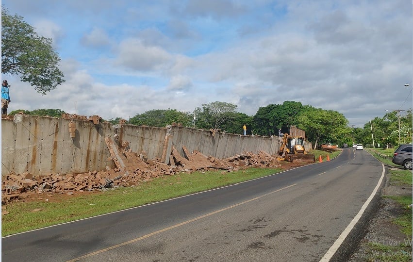 Por parte del departamento de ingeniería del Municipio de La Chorrera también se realizó una inspección al sitio. Foto. Eric Montenegro