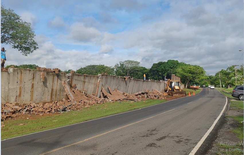 Por parte del departamento de ingeniería del Municipio de La Chorrera también se realizó una inspección al sitio. Foto. Eric Montenegro