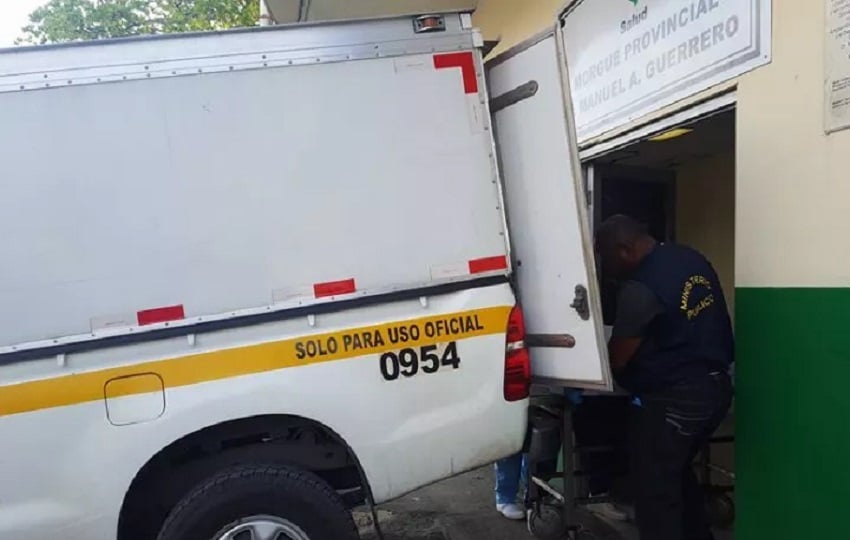 El cuerpo fue trasladado a la morgue judicial en la ciudad de Colón para la práctica de la necropsia de ley. Foto. Archivo