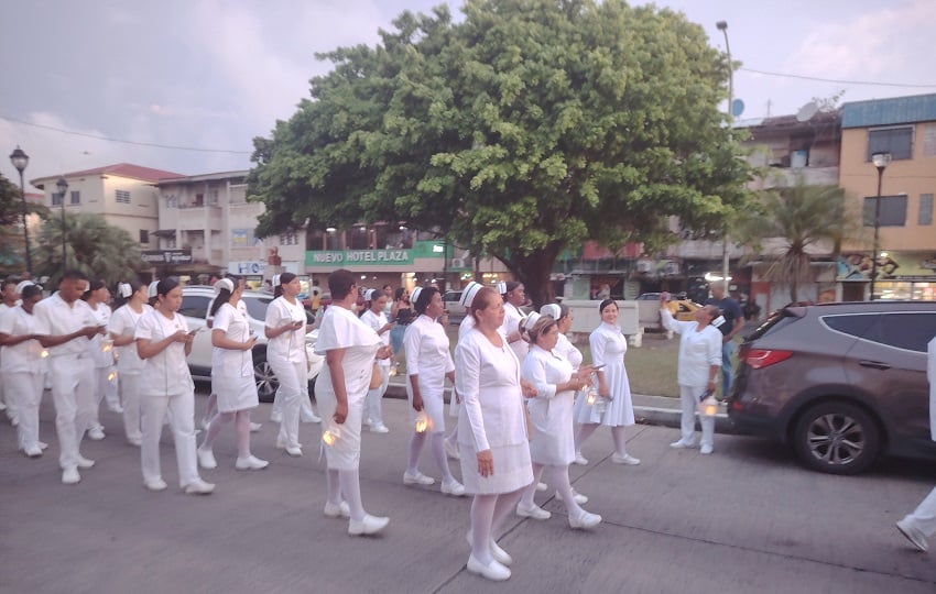 Las enfermeras iniciaron el desfile desde la calle 9, avenida Central de la ciudad atlántica y recorrieron todo el paseo Juan Demóstenes Arosemena hasta culminar en la calle primera. Foto. Diómedes Sánchez