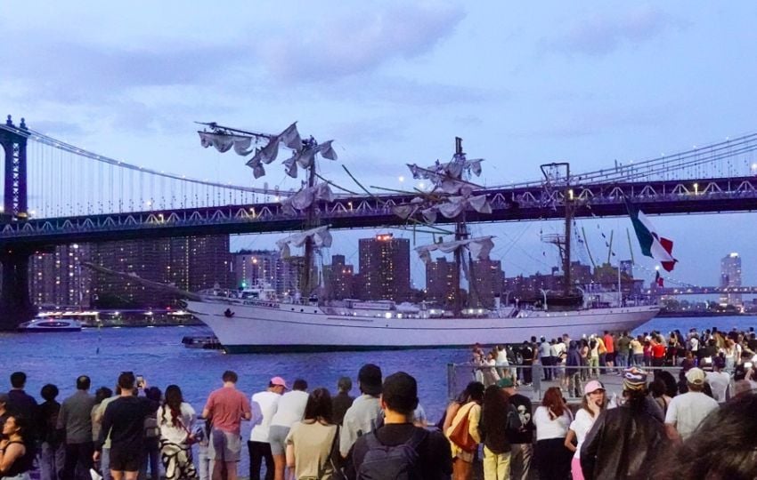 El buque Cuauhtémoc chocó contra el puente de Brooklyn, en Nueva York. Foto: EFE