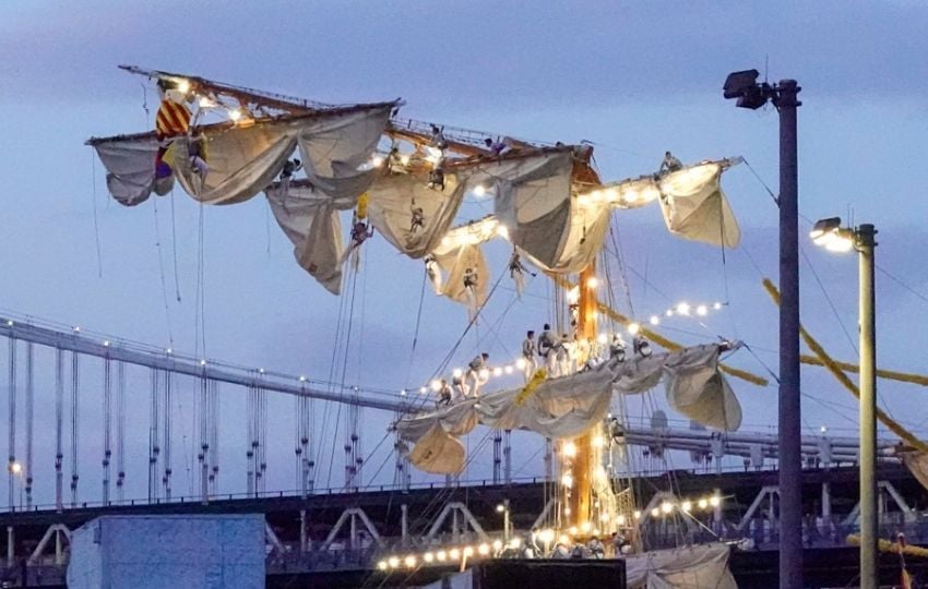 Marineros en los mástiles del Buque Escuela Cuauhtémoc. Foto: EFE