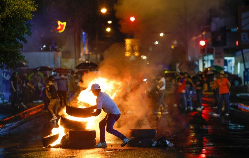 Manifestantes bloquean una vía durante una protesta en Santiago de Veraguas. Foto: EFE