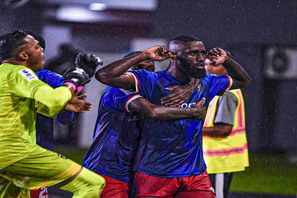 El placino Everardo Rose, festeja su gol ante Tauro. Foto:LPF