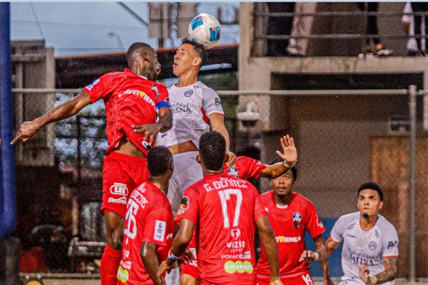 El placino Everardo Rose, festeja su gol ante Tauro. Foto:LPF
