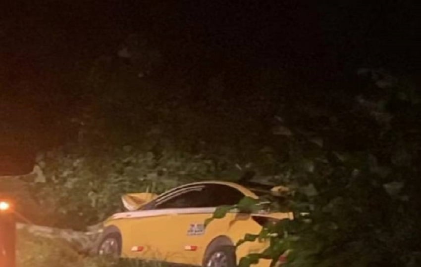 El conductor del taxi fue trasladado de urgencia aun centro hospitalario tras quejarse de un fuerte dolor en el pecho.  Foto. Diómedes Sánchez