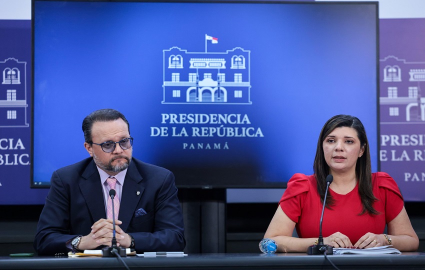 El ministro del MICI, Julio Moltó y la titular de Mitradel, Jackeline Muñoz. Foto: Cortesía