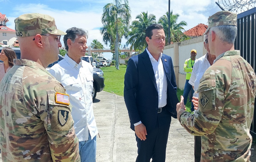 Kevin Cabrera dijo que su gobierno prestará su equipo de ingenieros para poder mejorar la calidad de vida de las personas que viven en la urbe colonense. Foto. Diómedes Sánchez