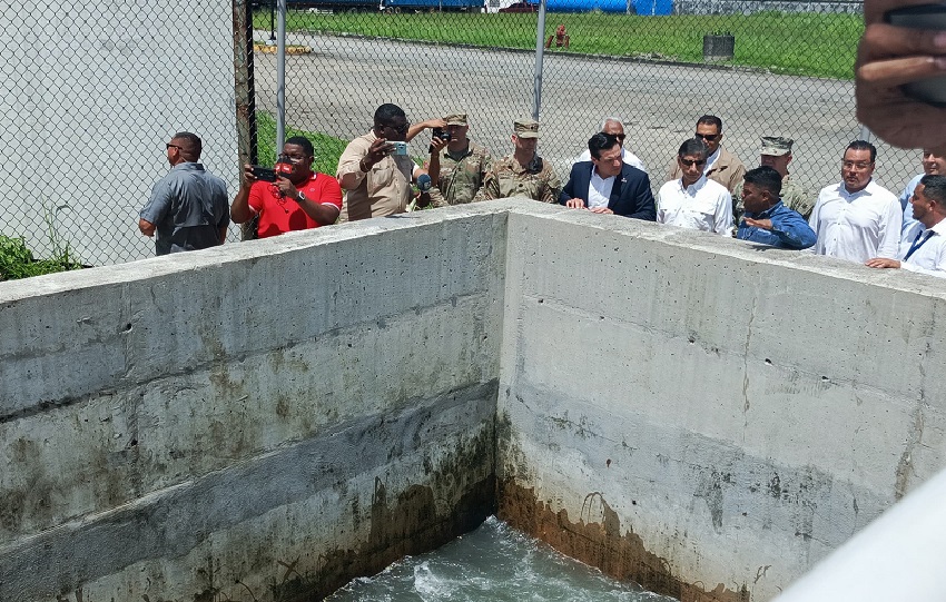 El embajador de Estados Unidos en Panamá, Kevin Cabrera, realizó una gira de trabajo para dar recomendaciones a las autoridades de la provincia atlántica, para evitar inundaciones en la urbe colonense. Foto. Diómedes Sánchez
