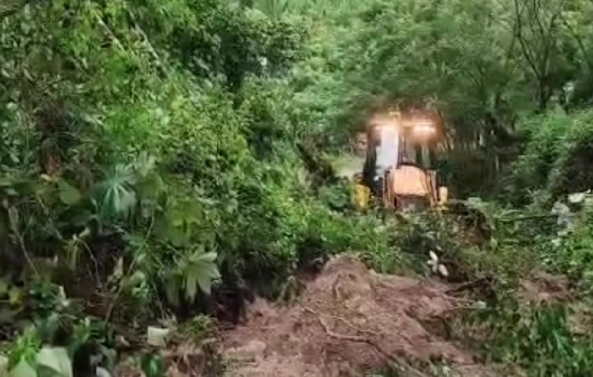 Con ayuda de una retroexcavadora se está removiendo el lodo y roca que se encuentran sobre la carretera. Foto. Eric Montenegro