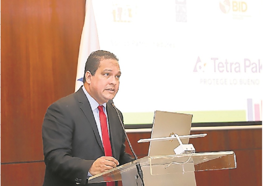 Renán Arjona, coordinador del programa, presentó el informe. Foto: Cortesía