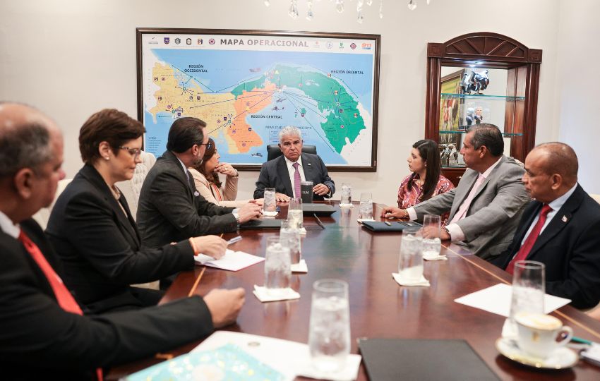 El presidente José Raúl Mulino se reunió con los jefes de bancada. Foto: Cortesía