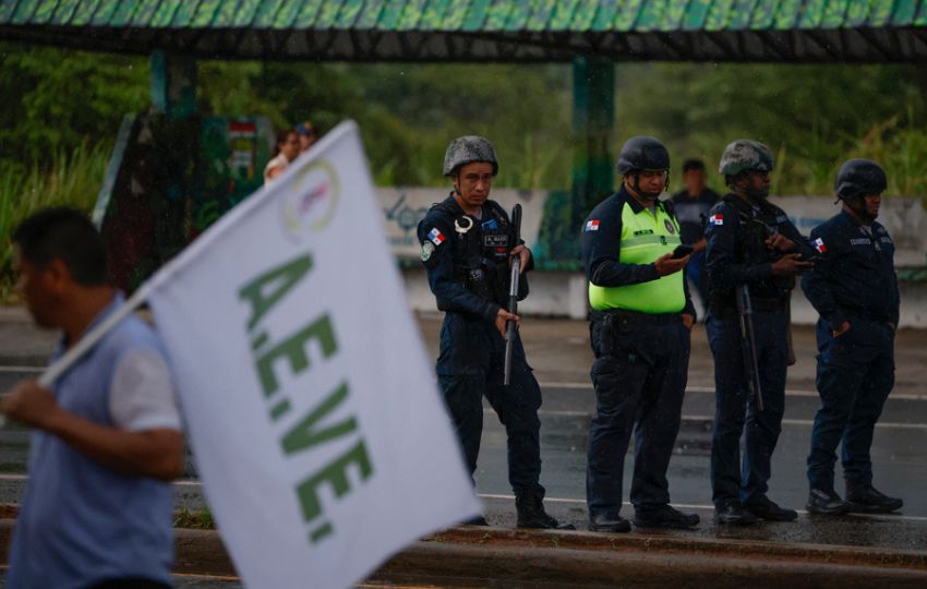 Agentes de la Policía Nacional vigilan una protesta en Santiago de Veraguas. Foto: EFE