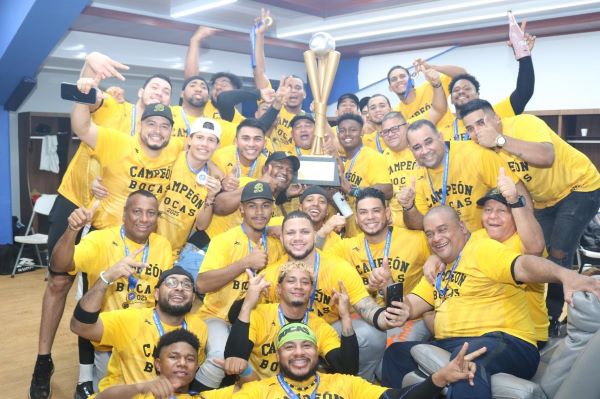 Jugadores del equipo de Bocas del Toro levantan el trofeo de campeón en el béisbol mayor. Foto: Fedebeis