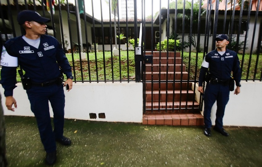 Integrantes de la Policía custodian la sede de la Embajada de Bolivia en Panamá. Foto: EFE
