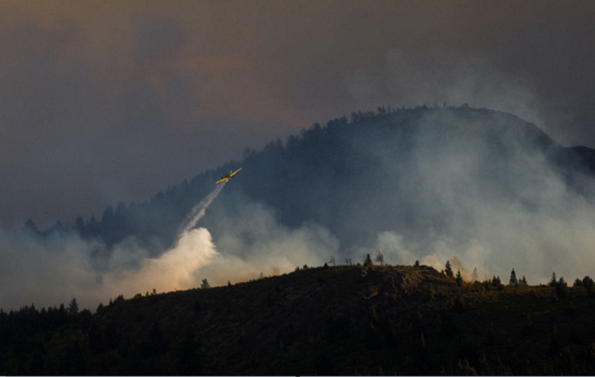 Fotografía sin fecha cedida de una avioneta tratando de controlar un incendio forestal en Neuquén (Argentina).EFE/ Greenpeace
