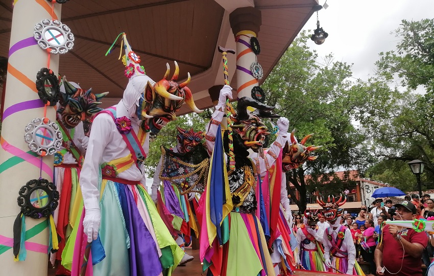 El día central, el jueves 19 de junio, se llevará a cabo la confección de alfombras desde tempranas horas de la mañana, seguida de la solemne misa y la gran procesión del Corpus.Foto. Thays Domínguez