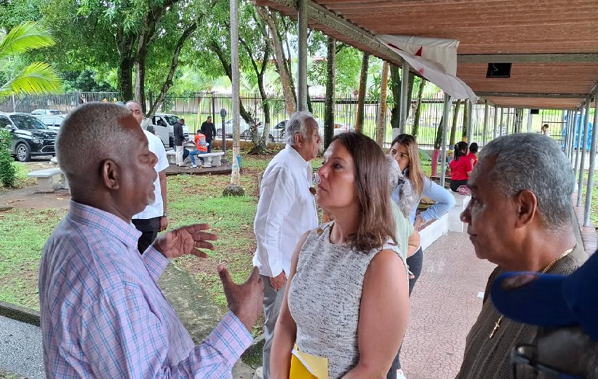 La Asesora Política de la Embajada Norteamericana, se comunicó vía telefónica con el Rector de la Universidad de Panamá.  Foto. Diómedes Sánchez