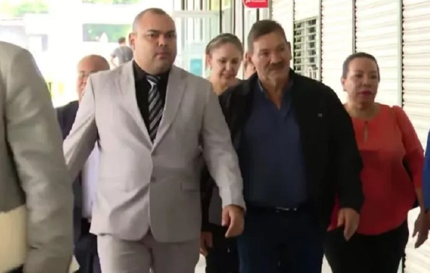 Momento de la llegada de Genaro López a la Fiscalía. Foto: Redes Sociales