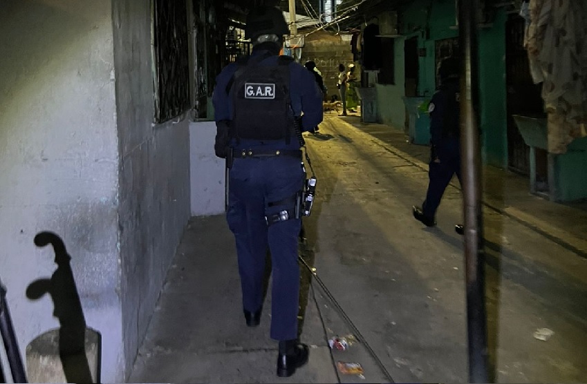  Policías patrullando zonas pobladas de Parque Lefevre. Foto: Cortesía Policía