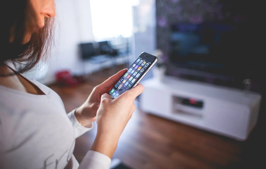 El acceso a un celular permite emprender. Foto: Pexels
