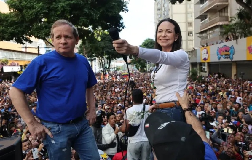 La líder opositora de Venezuela María Corina Machado (d), acompañada por el exdiputado Juan Pablo Guanipa, en una fotografía de archivo. EFE/
