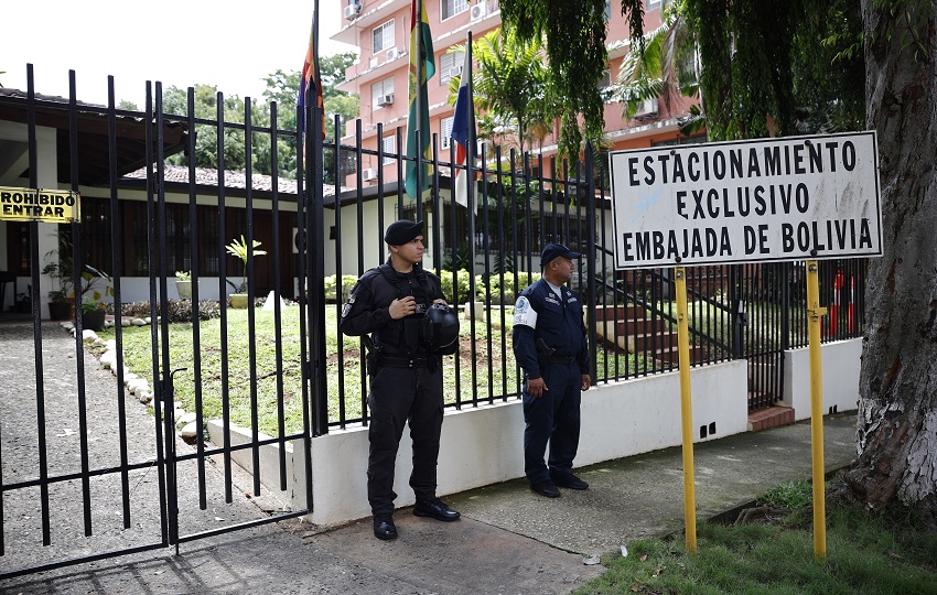 Sául Méndez se mantendrá en la embajada de Bolivia en Panamá hasta que se resuelva su solicitud. Foto: EFE