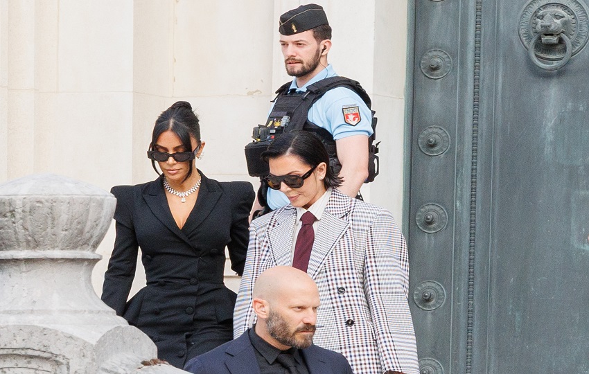 Kim Kardashian saliendo del juzgado junto a su madre Kris Jenner. Foto: EFE